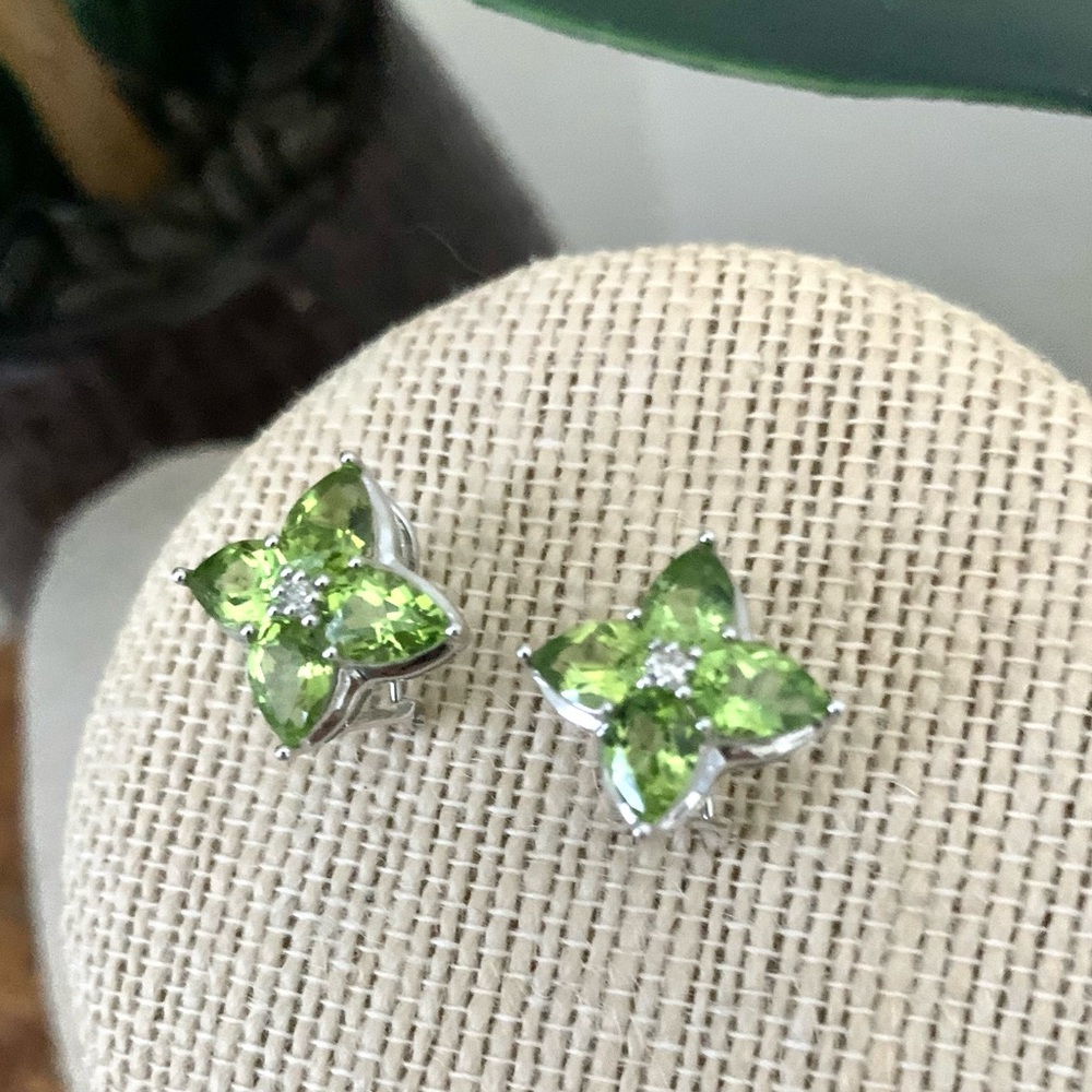 Green Peridot Gemstone Silver Flower Earrings - Picture 3 of 6